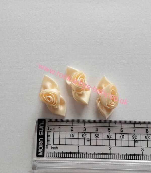 plain cream large rosebud (no green leaf)